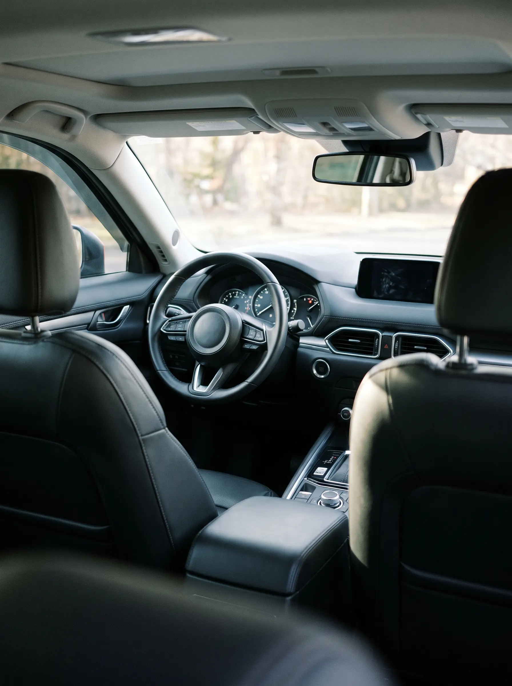 Interior de un auto con tablero y asientos protegidos del sol detrás de ventanas polarizadas en Cancún